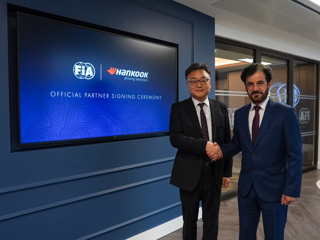 Mohammed Ben Sulayem, az FIA elnöke, és Jongho Park, a Hankook Tire Europe elnöke és operatív igazgatója a hivatalos aláírási ünnepségen.